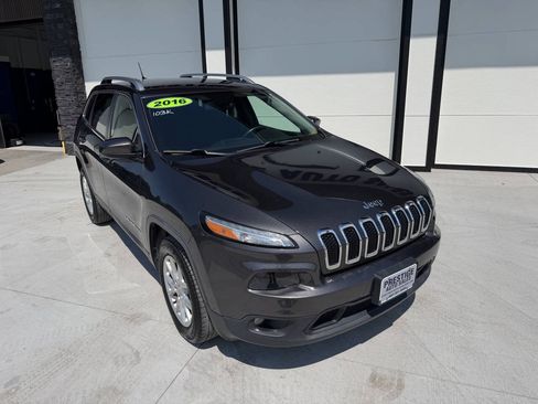 Used 2016 Jeep Cherokee Latitude w/ Cold Weather Group AWD/4WD image 2