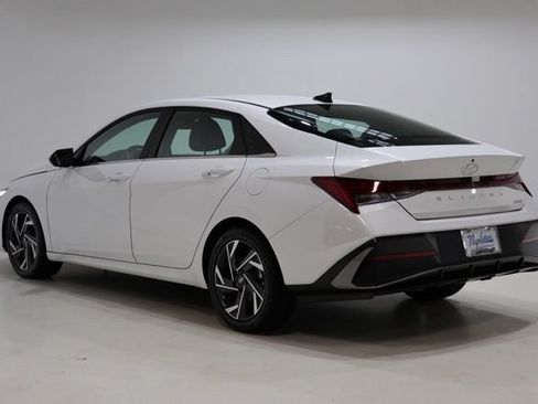Used 2025 Hyundai Elantra Limited FWD image 5