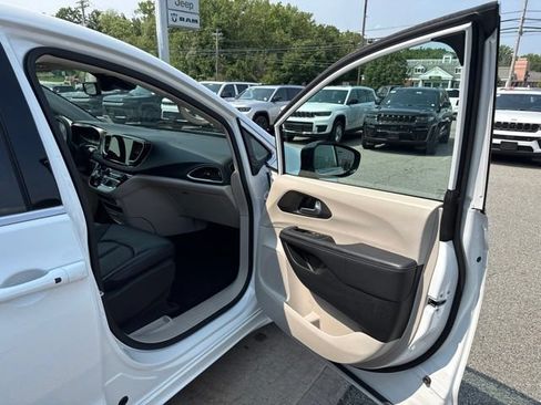 Certified 2024 Chrysler Pacifica Touring-L FWD image 13