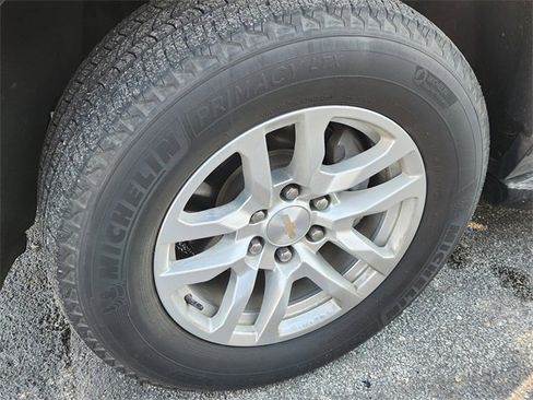 Used 2023 Chevrolet Suburban LT w/ Luxury Package image 10