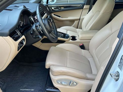 Used 2025 Porsche Macan image 19
