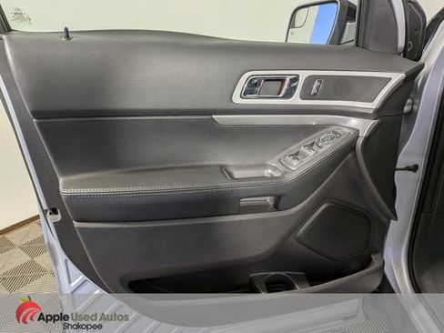 Used 2015 Ford Explorer XLT w/ Equipment Group 202A AWD/4WD image 13