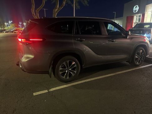 Used 2025 Toyota Highlander XLE image 4