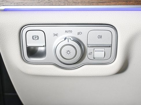 Certified 2025 Mercedes-Benz GLE 450e 4MATIC image 9