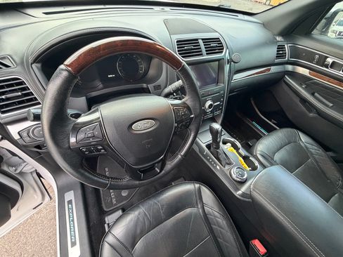 Used 2019 Ford Explorer Platinum AWD/4WD image 6