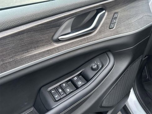 Used 2023 Jeep Grand Cherokee Limited image 17