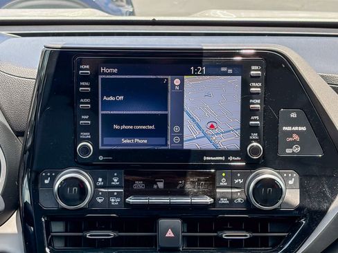Used 2021 Toyota Highlander XLE FWD image 13