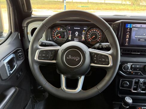 Used 2025 Jeep Wrangler Unlimited Sahara AWD/4WD image 28