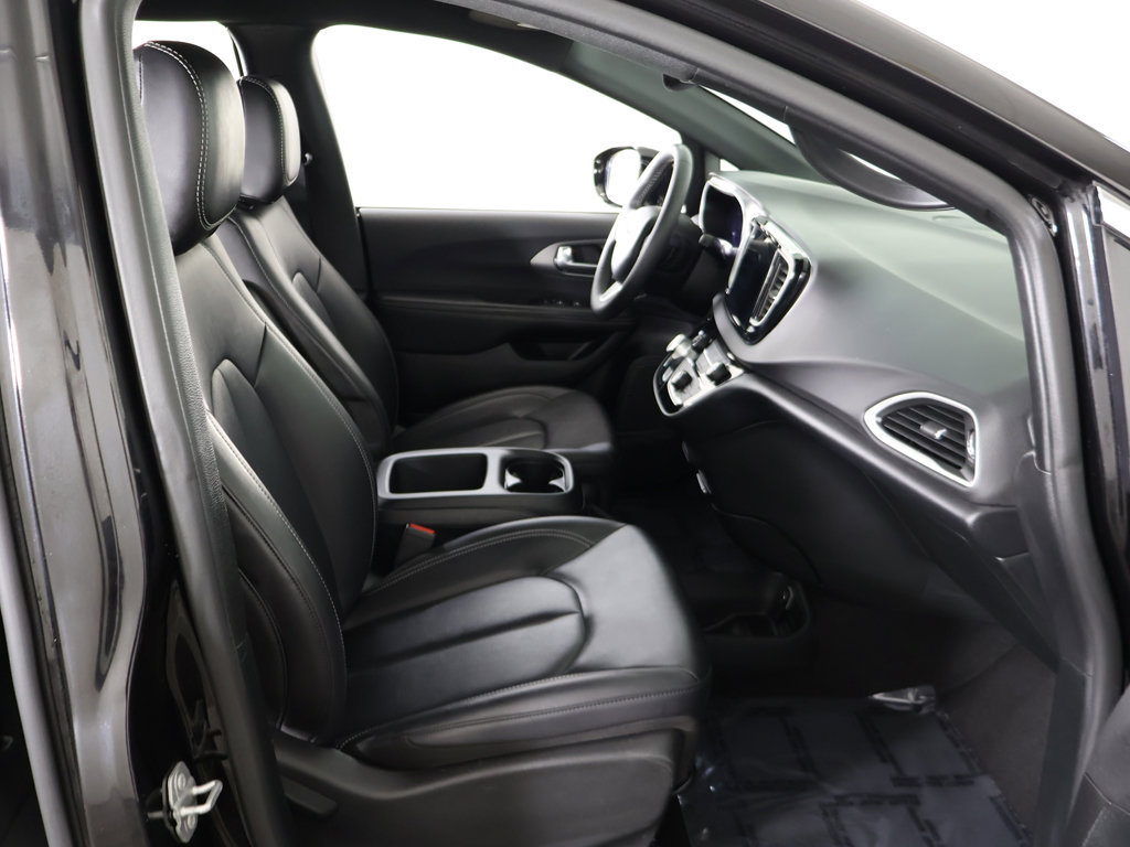 Used 2025 Chrysler Pacifica Select FWD image 32