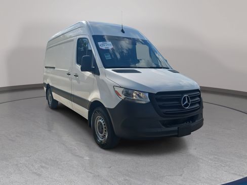 Used 2024 Mercedes-Benz Sprinter 2500 image 3