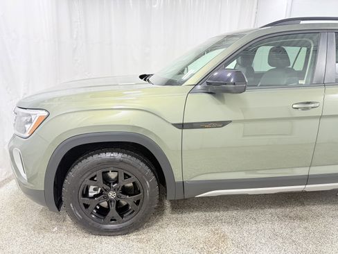 Used 2025 Volkswagen Atlas Peak Edition SE image 4