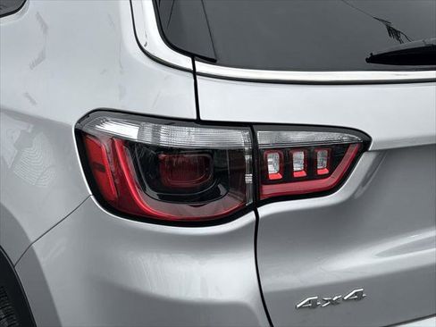 Used 2024 Jeep Compass Latitude image 11