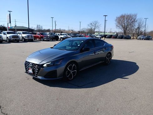 Used 2024 Nissan Altima 2.5 SR w/ SR Premium Package image 3