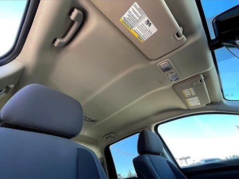 Used 2022 Nissan Titan SV image 22