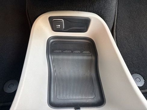 Used 2024 Chrysler Pacifica Touring-L image 27