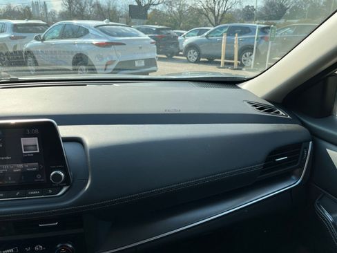 Used 2025 Nissan Rogue SV image 36