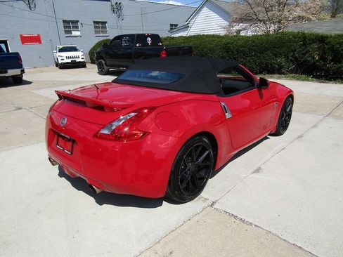 Used 2010 Nissan 370Z Roadster RWD image 10