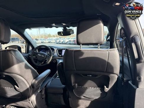 Used 2025 Chrysler Pacifica Limited FWD image 29