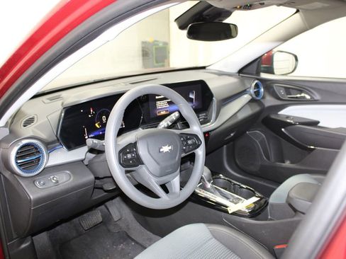 Used 2025 Chevrolet Trax LT image 34