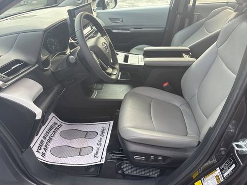 Used 2025 Toyota Sienna XLE image 6