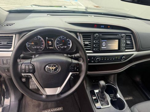 Used 2018 Toyota Highlander LE FWD image 21