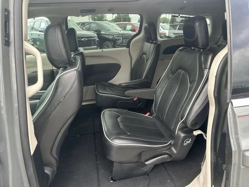 Used 2023 Chrysler Pacifica Limited FWD image 28
