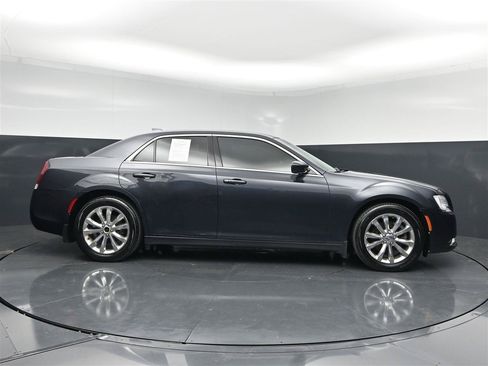 Used 2017 Chrysler 300 Limited w/ Value Package AWD/4WD image 4