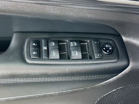 Used 2019 Jeep Grand Cherokee Laredo image 23