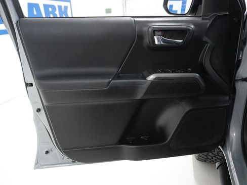 Used 2019 Toyota Tacoma TRD Sport image 10