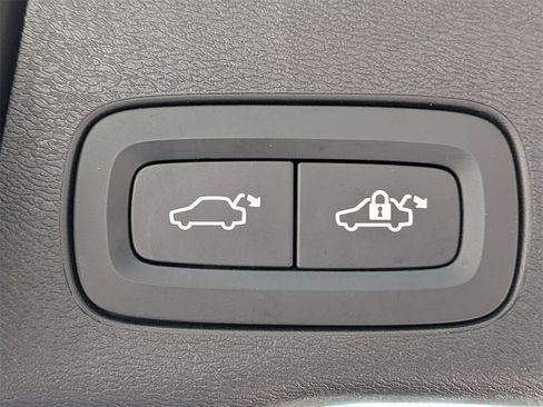 Certified 2025 Volvo XC60 B5 Core image 14