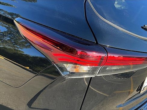 Used 2025 Toyota Highlander Platinum image 31