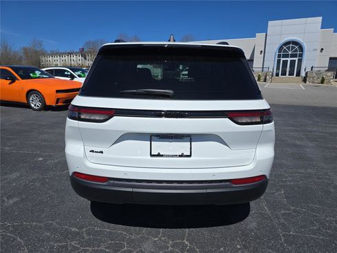 New 2026 Jeep Grand Cherokee Altitude AWD/4WD image 4