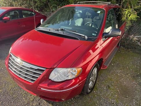 Used 2005 Chrysler Town & Country Limited image 1