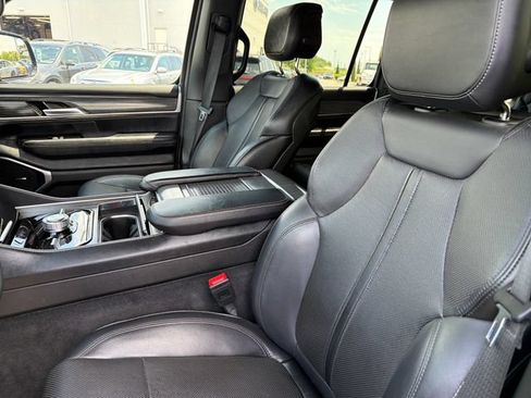 Used 2024 Jeep Wagoneer Series III AWD/4WD image 17