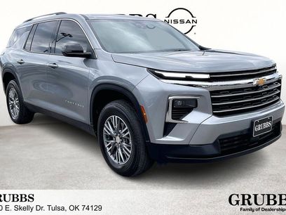 Used 2025 Chevrolet Traverse LT