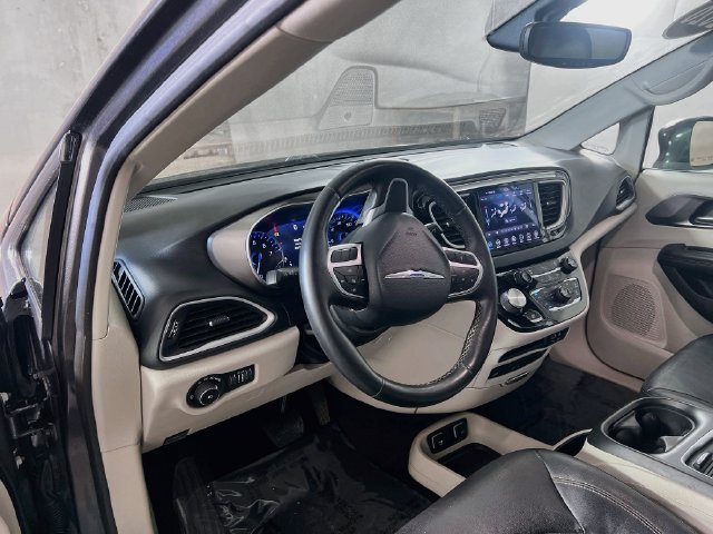 Used 2020 Chrysler Pacifica Touring-L Plus FWD image 11