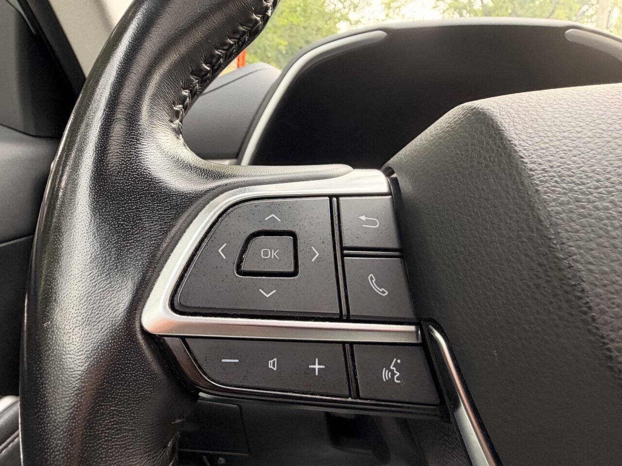 Used 2021 Toyota Highlander XLE AWD/4WD image 24