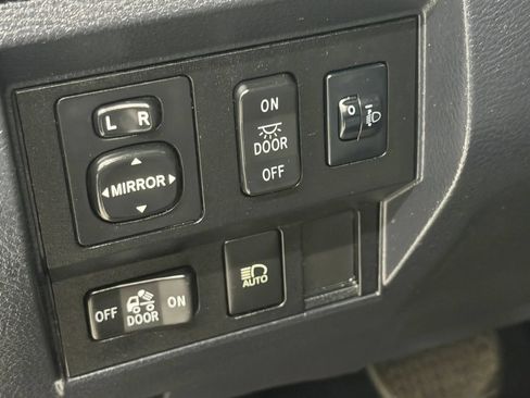 Used 2018 Toyota Tundra SR5 w/ SR5 Upgrade Package AWD/4WD image 22