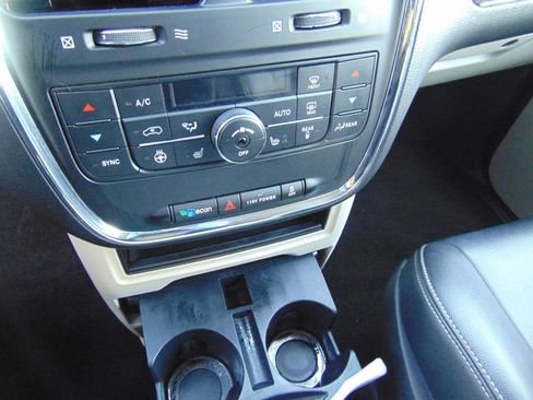 Used 2015 Chrysler Town & Country Touring-L w/ Driver Convenience Group image 24