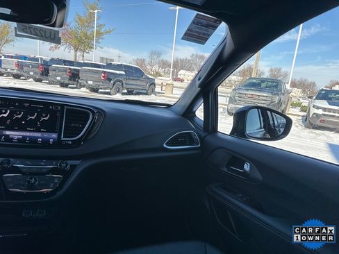 Used 2025 Chrysler Pacifica Select image 53