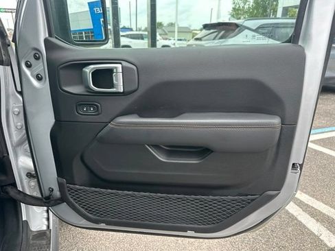 Used 2023 Jeep Gladiator Mojave w/ LED Lighting Group AWD/4WD image 10