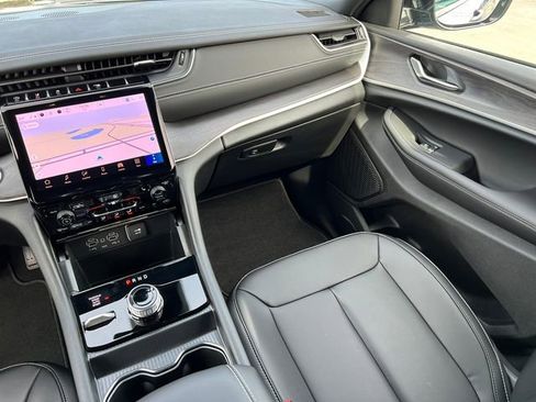 Used 2025 Jeep Grand Cherokee Limited w/ Black Appearance Package image 34