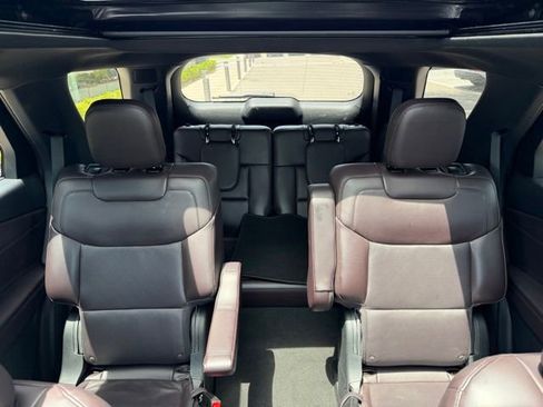 Used 2025 Ford Explorer Platinum RWD image 8