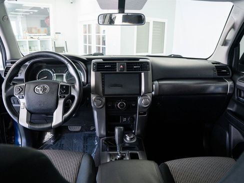 Used 2017 Toyota 4Runner SR5 AWD/4WD image 17