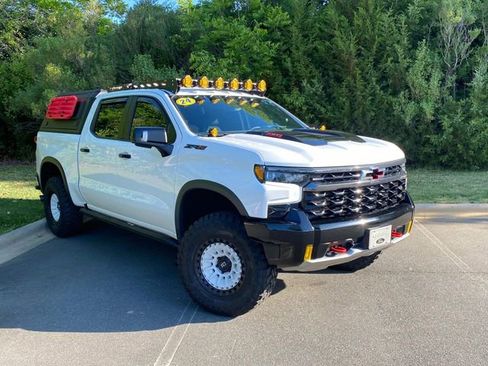 Used 2024 Chevrolet Silverado 1500 ZR2 w/ Technology Package AWD/4WD image 1