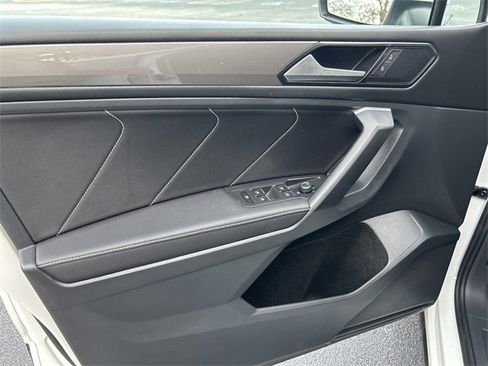 Used 2022 Volkswagen Tiguan SE image 16