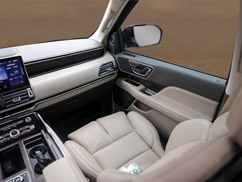 Used 2024 Lincoln Navigator Reserve image 29