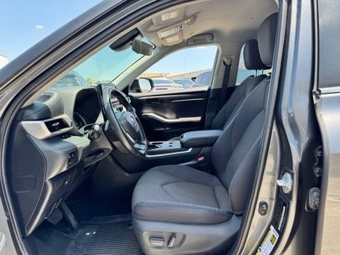 Used 2023 Toyota Highlander LE FWD image 9
