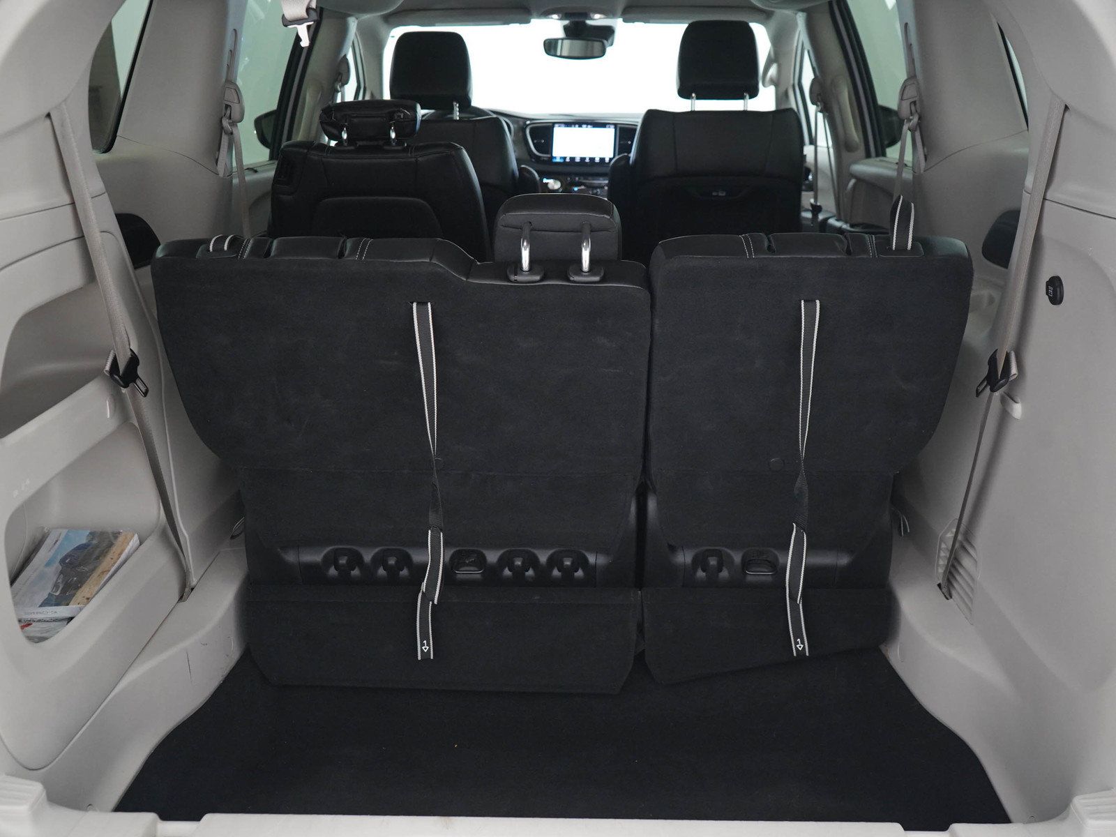 Used 2023 Chrysler Pacifica Touring-L FWD image 15