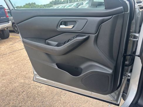 Used 2025 Nissan Rogue SV FWD image 18